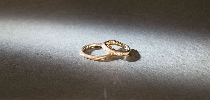 Eheringe LAVA DIAMONDS – Ehering mit Diamanten – Ihr Ring ist mit Diamanten besetzt. Sein Ring ist kraftvoll und schlicht.